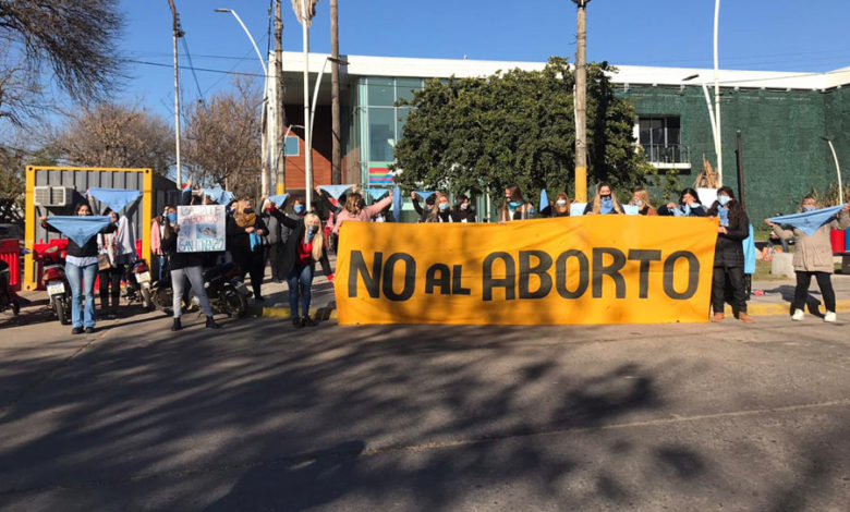 Evangélicos e integrantes de una ONG denunciaron práctica de abortos quirúrgicos en un hospital