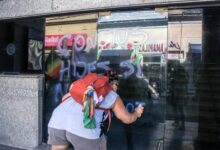 "Con tus hijes sí nos metemos": vandalizaron una iglesia durante la marcha del 8M 2